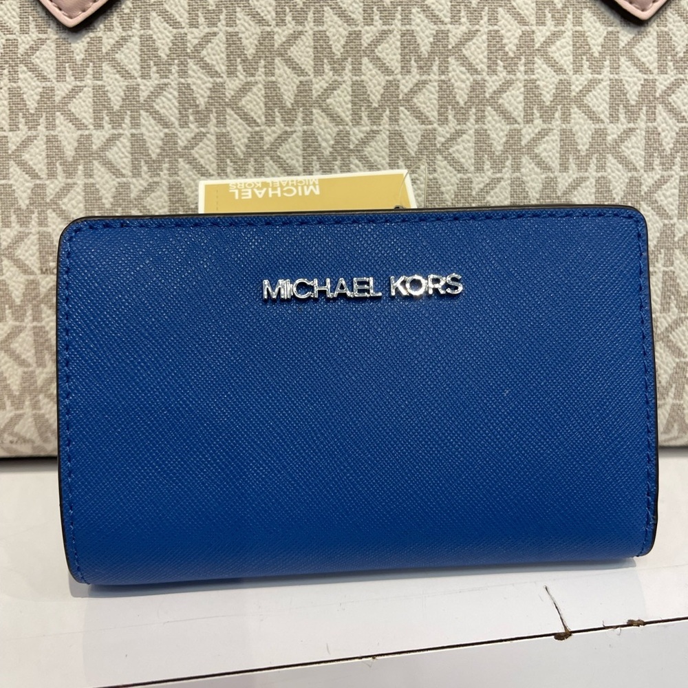 MICHAEL KORS Jet Set Travel Md Bifold Zip CN Saffiano Leather Wallet
Galaxy 
NWT